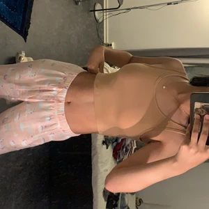 Tanktops  - 4st olika tröjor, väldigt korta. Inte använda. Den vita är lite genomskinlig. Storlek S, säljer alla för ett pris:)