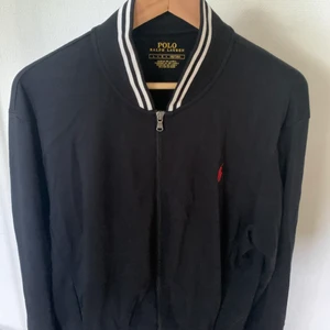 Ralph lauren zip sweatshirt  - Svart Ralph lauren zip sweatshirt. Bra skick. Storlek large. Nypris 1500