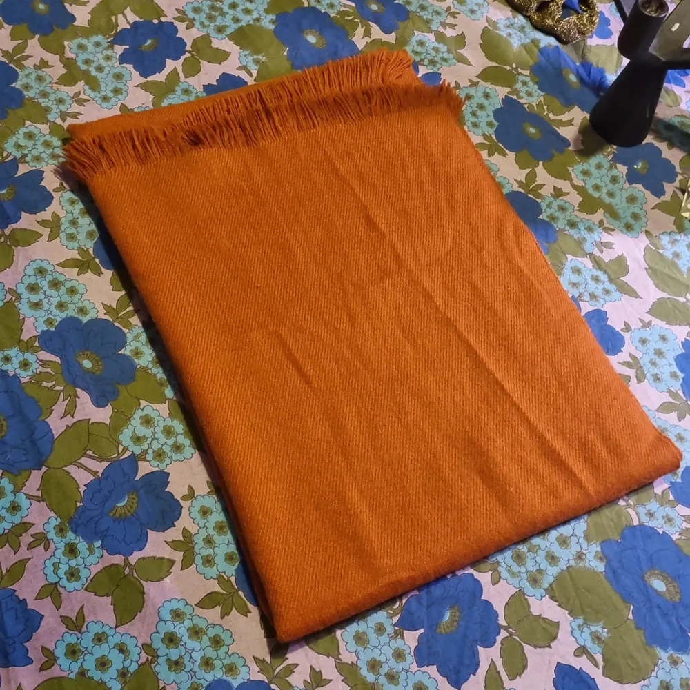 Stor och härlig orange/roströd halsduk!🥰📦 15 kr. Samfraktar för 66 kr 😊. Accessoarer.