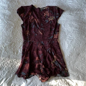 Blommig jumpsuit - Jättesöt blommig jumpsuit från Urban Outfitters ca 2015! Använd ett fåtal gånger men i bra skick! Strlk xs 🥰