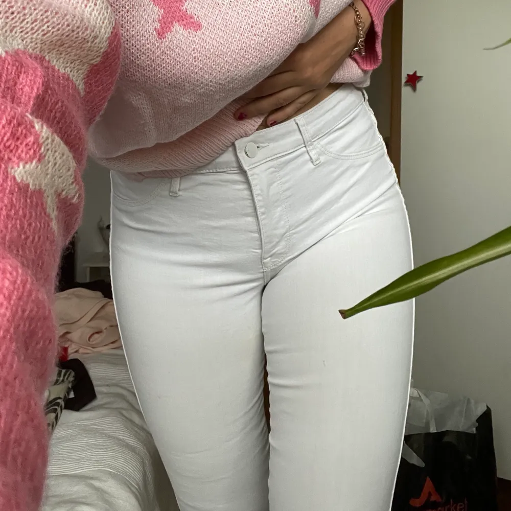 Säljer nu dessa vita jeans eftersom jag inte använder dom längre. Det är i storlek M och är supersköna. Dom kommer ifrån h&m. . Jeans & Byxor.