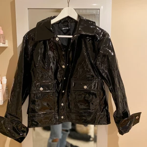 Lackjacka - Ascool lackjacka från Gina. Livar upp vilken outfit som helst. Passar upp till strl M då den är aningen oversized