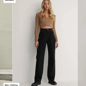 Vida jeans från nakd  - Säljer ett par svarta vida jeans från NAKD. Nypris 499 och väldigt populära på hemsidan. Storlek 38, endast använda ca 3-4 gånger och lite längre på mig som är 163. Blir nog väldigt snyggt att klippa till hål eller slits på dem!