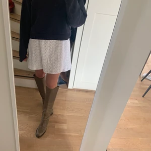 Klänning & other stories - Aldrig använd klänning från & other stories, prislappen sitter kvar. Inköpt för 690kr säljer för 400 inklusive frakt Superfin att ha som kjol nu i höst🧡