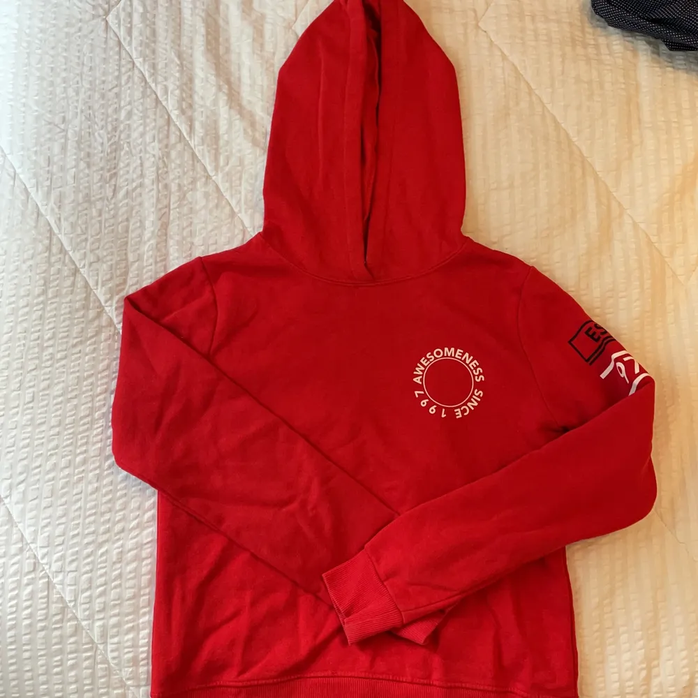 Röd hoodie i nyskick från Gina Tricot! ”Awesomeness since 1997” tryck på bröstet och ”EST. 97” tryck på armen! Storlek S. Hoodies.
