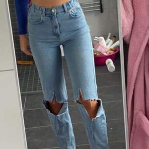 Säljer desa jeans då de inte kommer till använding, storleken är S men skulle säga att dom är mer lika Xs. Dom är bara använda några fåtal gånger💕. Kan mötas upp i Stockholm💕skriv för fler bättre bilder!! Pris kan diskuteras!