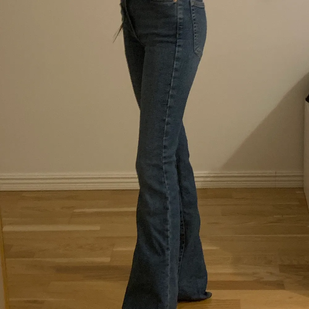 jätte fina Botcut jeans från ginaticot i storlek 36💞 köpt för 500kr✨ priset kanske kan sänkas. Jeans & Byxor.