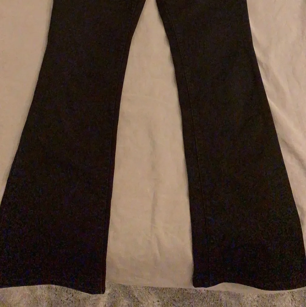 Svarta bootcut jeans från Levis. Jeans & Byxor.