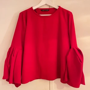 Blus 200kr - Säljer min snygga blus för 200kr då den är helt oanvänd. Den är i storlek medium.