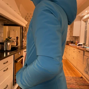 J Lindeberg skidjacka stl S (oanvänd) - Oanvänd blå J Lindeberg skidjacka i stl S. Nypris 3500kr. 