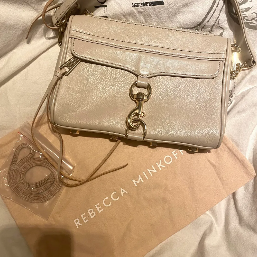 Säljer min fina beiga läder axelväska från märket Rebecca Minkoff. Dustbag och extra band till dragkedjorna följer med. Använt fåtal gånger och i fint skick både på in- och utsidan. 🖤. Väskor.