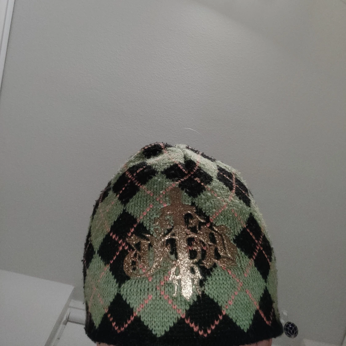 Gullig mössa med mäktig detalj:) - 90