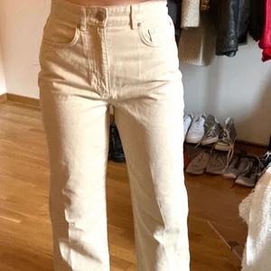 Stradivarius jeans  - Köpta ett par månader sedan men har aldrig använt dem, endast provat hemma:) jag är 165cm lång . pris kan diskuteras vid snabbt köp! 