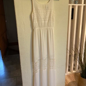 Långklänning vit - Vit jättefin långklänning, hoppas den kommer till god användning! Storlek 36