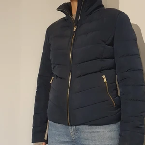 Vinterjacka från Only - Marinblå Höst/ Vinterjacka från Only. Köpt vintern 2018. Super skick. Bara använd en säsong. Säljer då den inte används.  Helt hel. 