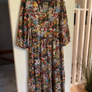 Blommig klänning  - Jättefin blommig klänning, använd fåtal gånger! 