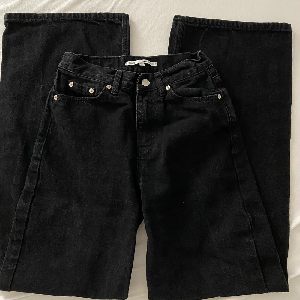 Från Junkyard. Modellen heter ”Wide leg jeans” i storlek 25, ben innermåtten är 74cm. Inga skavanker. Frakt kostar 66kr och är spårbar. Hör gärna av er om ni har frågor eller vill ha fler bilder💗💗. Jeans & Byxor.