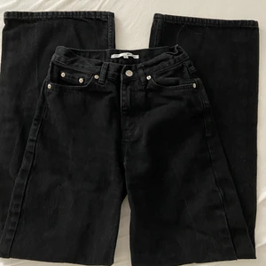 Svarta jeans - Från Junkyard. Modellen heter ”Wide leg jeans” i storlek 25, ben innermåtten är 74cm. Inga skavanker. Frakt kostar 66kr och är spårbar. Hör gärna av er om ni har frågor eller vill ha fler bilder💗💗