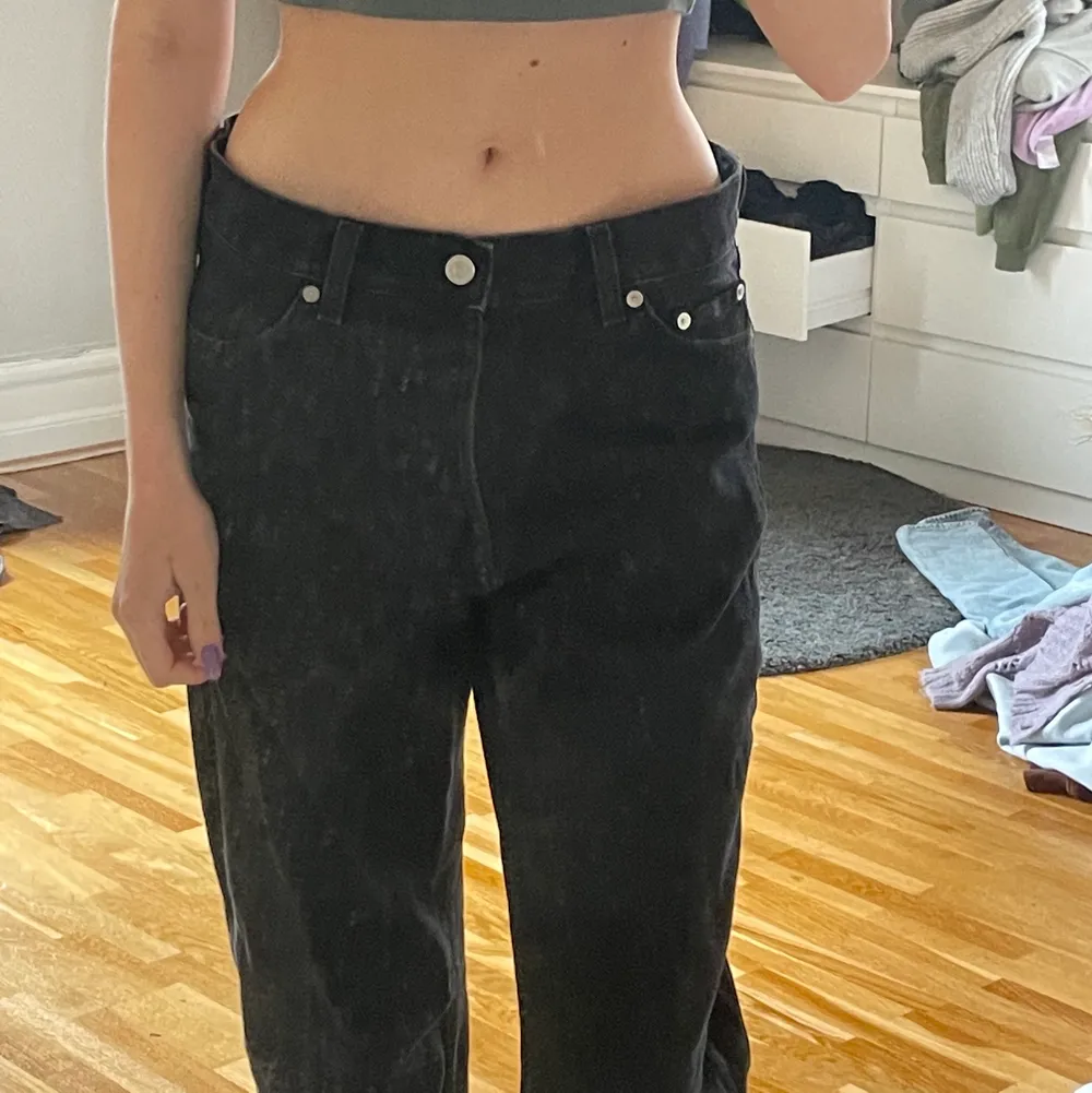 Säljer dessa trendiga mid/low waisted jeans med straight legs från Weekday. De är i storlek 26/32 och är i nyskick. Säljer för 150kr+frakt . Jeans & Byxor.