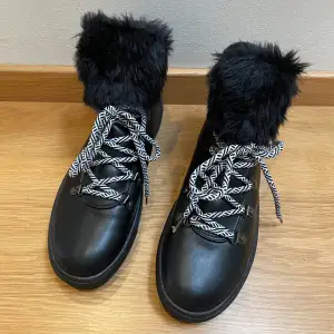 Säljer ett par vinter boots från Nelly, använda 1 gång alltså fint skick. Frakt tillkommer 