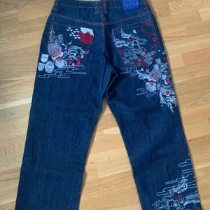 Broderade jeans - Köpta second hand men passar inte på mig tyvärr. Herrmodell men funkar garanterat som unisex. Aldrig använda av mig och i utmärkt skick. Kan bli budgivning om många är intresserade. 
