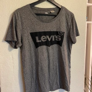 Levis tröja  - Den är använd några gånger, fint skick trotts det! 