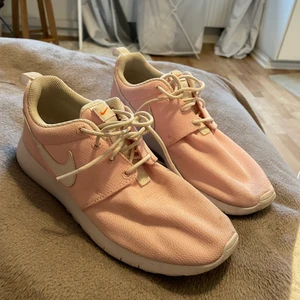 Nike skor - Träningsskor, Nike märke i fören ljusrosa. Storlek 39 och inte trasiga💕💕