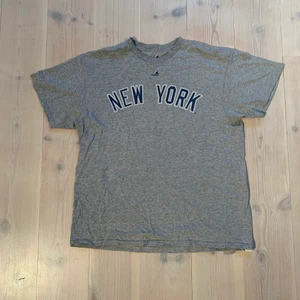 Vintage Newyork Yankees T-shirt  - Ingen storlekslapp men sitter som oversized M, skick 7/10 trycket är bara lite urtvättat samt pytte små hål på armen!