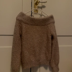 Stickad - Jätte fin glittrig stickad tröja💖 aldrig använd då den är för liten för mig…