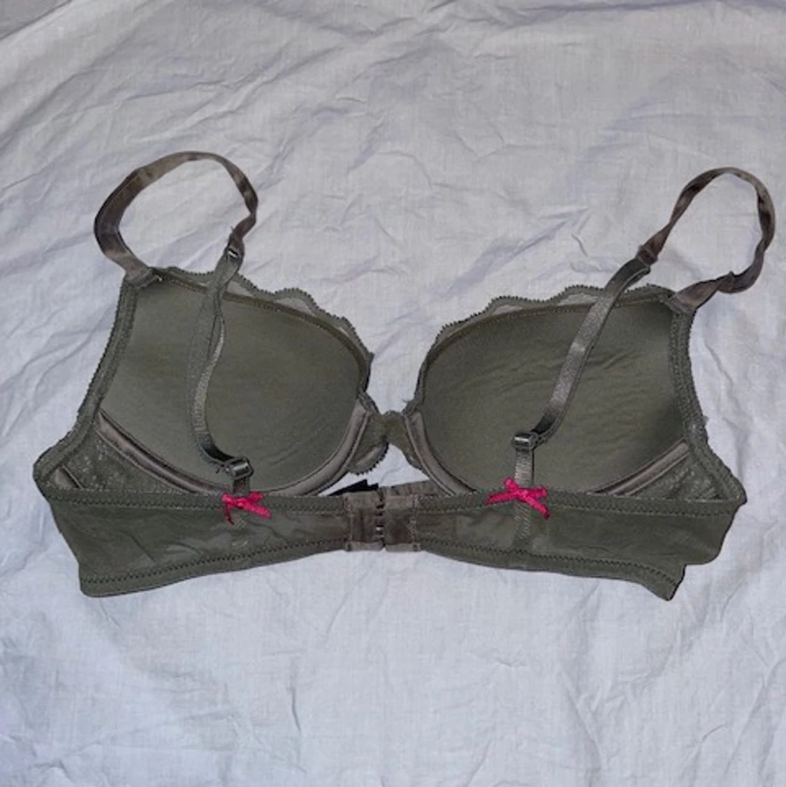 Mörkgrön bh med rosa rosetter