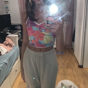 Crop top💓 - Färgglad crop top från shein den har blommer på sig! Bra kvalitet💓 super fin. Typ coconut girl aesthetic!!💓💓💓