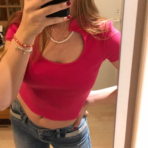 Rosa topp - Rosa topp med ”hål” på bröstet. Går att knäppa och och stänga i kragen. Aldrig använd!!💕💓
