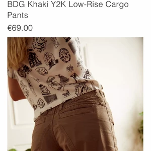 Y2k low-rise cargo pants - Säljer helt nya y2k low-rise cargo byxorna från Urban outfitters. Va för små för min smak så tänkte se om någon annan ville köpa innan jag skickar tillbaka, slut på hemsidan. 850 ink frakten.
