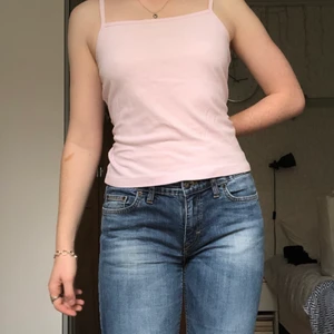 Ljusrosa linne - Ljusrosa y2k-linne från Lindex! Superfint skick💖 Håller in det på första bilden då det är för stort på mig som har storlek M/38.