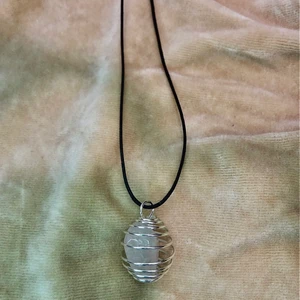 Kristallhalsband💖 - Kristallhalsband med rosenkvarts<3 Finns också med ametist, Zebrasten, mokait och snöflingeobsidian🖤 Packas i fina tygpåsar och ed kommer några extra kristallpärlor! 