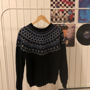 tjocktröja - fin tjocktröja köpt här på plick som tyvärr aldrig kommer till användning :( har ett litet litet hål som jag inte märkte (se bild 3)