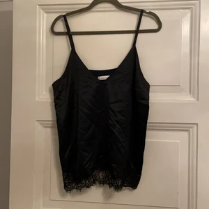 Satin linne från Samsoe samsoe - Säljer oanvänt satinlinne ifrån samsoe samsoe. Stl. XL (funkar fint som L med) Mörkblått, med spets nedtill. 