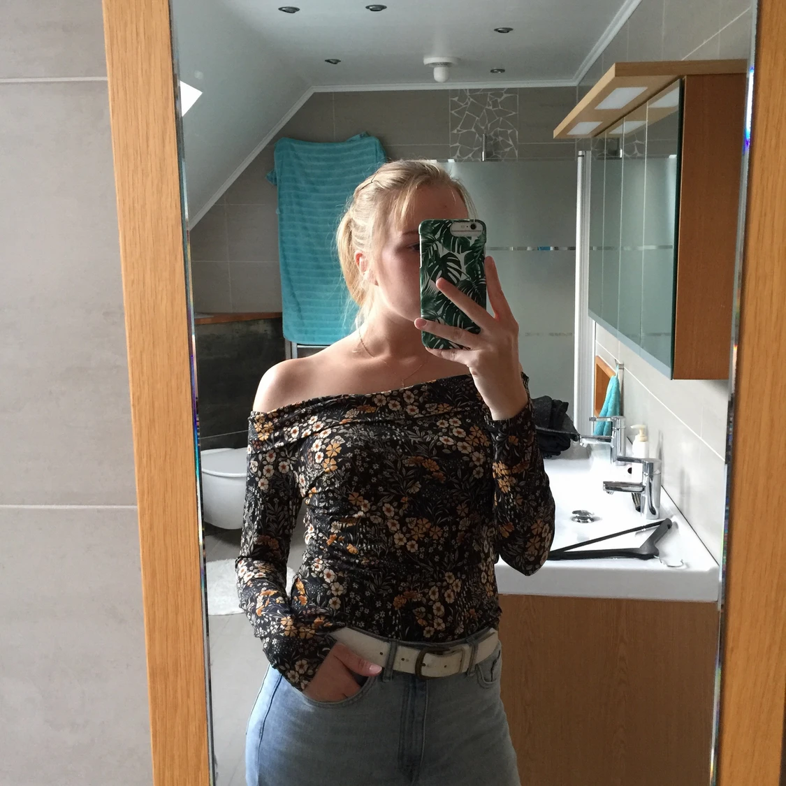 Blommig off-shouldertröja