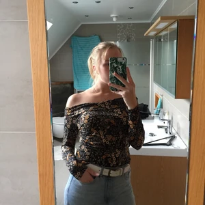 Blommig off-shouldertröja - Jättefin blommig off-shouldertröja från H&M. Passar jättebra till jeans, men fungerar självklart till mycket annat. Säljs då den används för lite. Köpt för två år sen, men använd ca 5 gånger. Mycket fint skick. Tycker så mycket om den. 
