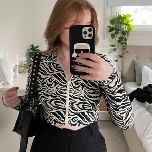 Monki zip up - strl M - Säljer denna balla zip-up topp från Monki! Perfekt när man har en enkel outfit som svarta jeans och vita sneakers🦓👀🖤 Strl M och aldrig använd🖤