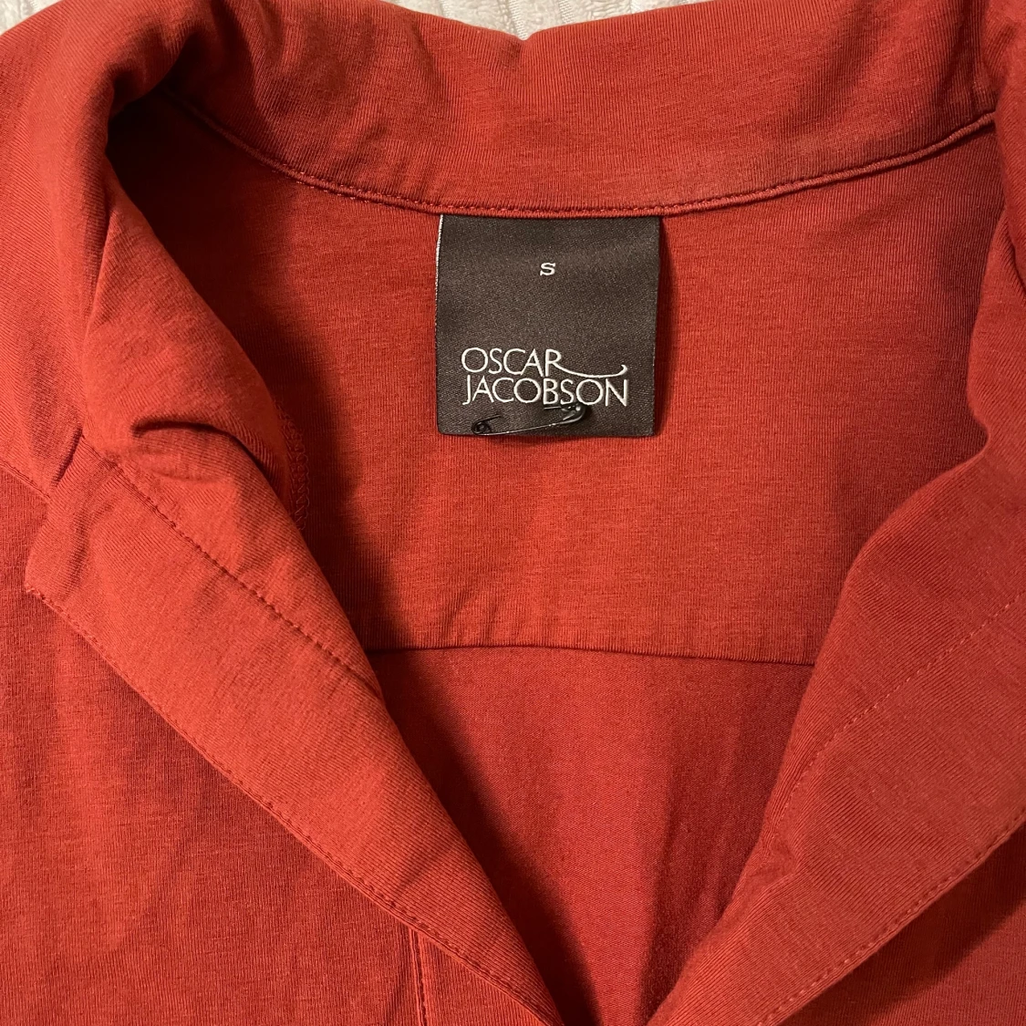 Tegelröd Piké från Oscar Jacobson - 90