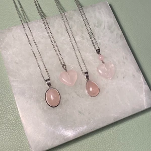 halsband rosenkvarts <3 - säljer dessa jättefina halsbanden med (äkta) rosenkvarts <3 pris 69-79kr styck :D frakt 18kr (frimärke) 😇