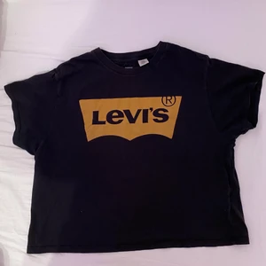Levi’s T-shirt - Levis T-shirt Li storlek S. En äldre version man inte ser så ofta längre. Sälja för att den ej används längre och knappast har använts förut. Inget sönder eller slitet. Finns i Borås eller köpare betalar för frakt