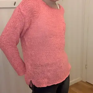 Säljer denna rosa långärmade tröja lite tunn dock, man kan se igenom men borde funka med t-shirt under!💕😅