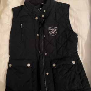 Bondelid väst - Knappt använd väst från Bondelid, så definitivt nyskick. Marinblå!