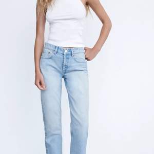 Super snygga jeans i modellen mid Rise som är ifrån zara💓💓budet ligger på 280+frakt. köp direkt för 330+frakt för snabb affär. Dem är aldrig använda med prislapp på