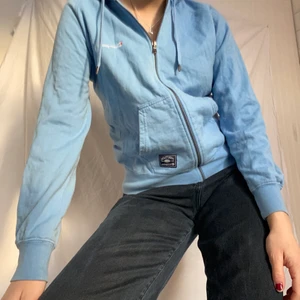 Zipup hoodie - Blå zipup hoodie från champion i stl. S, aldrig använd. Frakt tillkommer💙