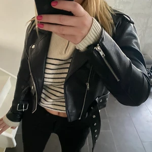 Skinnjacka  - Skitsnygg skinnjacka ifrån bikbok i storlek S. Knappt använd och skickas med PostNord skicka lätt (66kr).