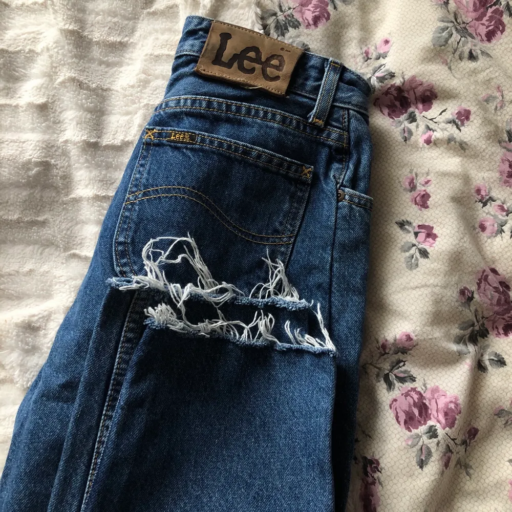 Lee jeans vintage, min mammas gamla jeans, lite osäker på vilken storlek det är då lappen har blekts men passar mig som är en storlek 36. Passar någon som är 165cm lång eller kortare ☺️. Jeans & Byxor.