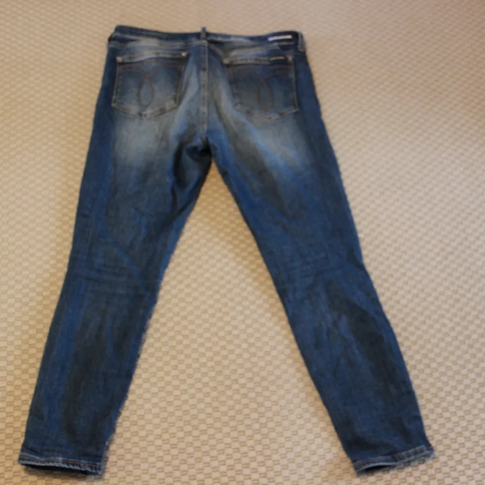 Straighta jeans från Calvin Klein som är köpta i New York. Ganska mycket stretch vilket gör att den får en bra passform. . Jeans & Byxor.